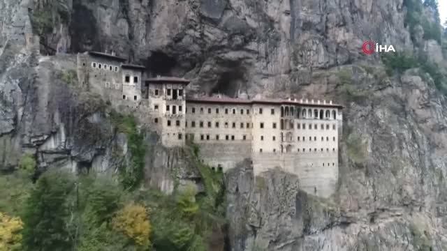 Sümela Manastırı restorasyon sürecine rağmen ziyaretçi akınına uğruyor