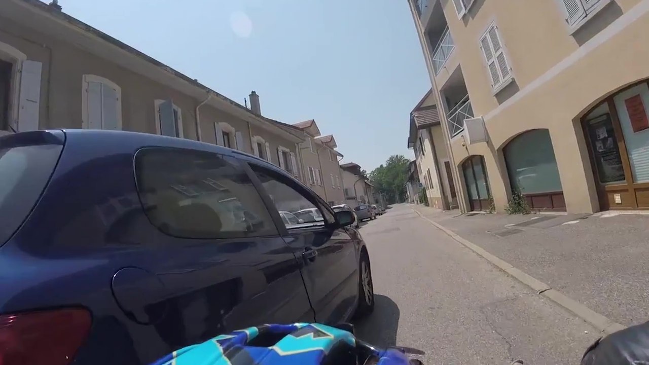 Un chauffard dépasse dangereusement un cycliste avec des enfants et se permet de le menacer