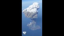 Ces images aériennes montrent l'immense colonne de fumée qui s'échappe du volcan Stromboli, après son éruption