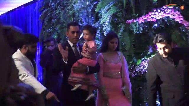 MS Dhoni celebrates Wedding Anniversary with Sakshi in Leeds | MS Dhoni Love Story | वनइंडिया हिंदी