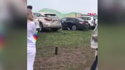 DHA DIŞ- Paraşütçü otomobile çarptı