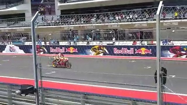 Bruitage à la bouche d'un départ de course de motos