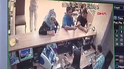 Altın bozdurmaya gelen kadına yanlışlıkla 15 bin lira fazla ödeme yaptı
