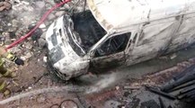 Maltepe'de hastane inşaatı bahçesinde minibüs yandı