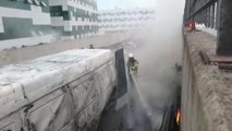 Maltepe'de inşaat halindeki hastane bahçesindeki minibüs yandı