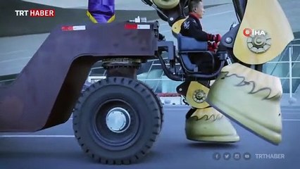 Çin'de 50 ton ağırlığında robot at sergilendi