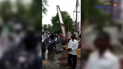 వర్షంలో తడిసినందుకు పోలీసులను తిట్టిన జనం || Public Fires On Police For Traffic Jam || Oneindia