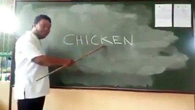 Ce professeur a une drôle de manière d'enseigner l'anglais. Regardez !