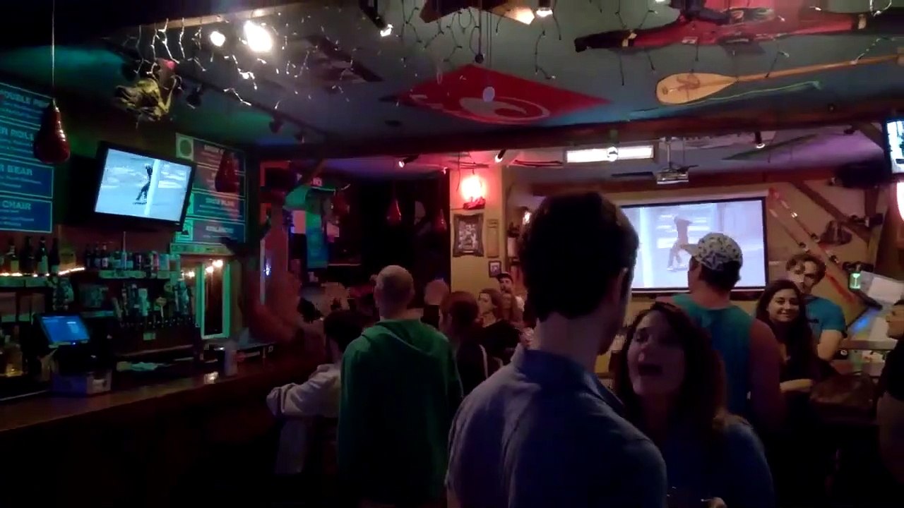 Une femme danse complètement bourré sur le bar... Mauvaise idée !