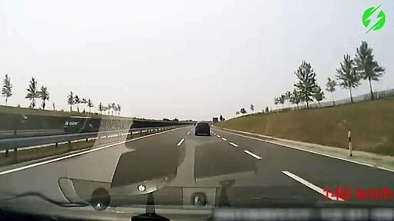 Un homme s'endort au volant de sa voiture sur l'autoroute