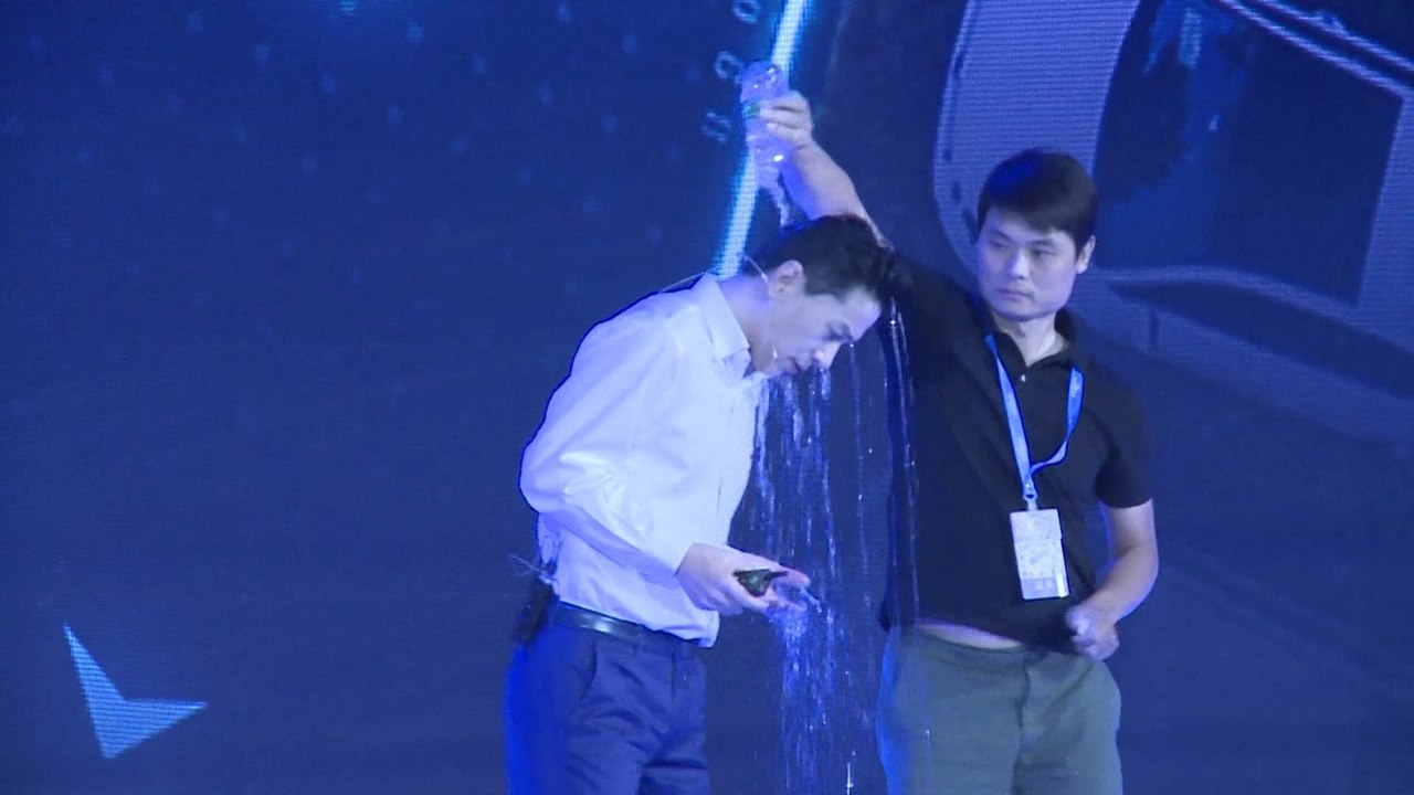 Baidu CEO victim of water attack during his speech on stage