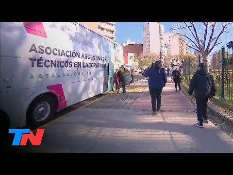 La solidaridad sobre ruedas: en medio de la ola de frío, un micro ofrece bebidas calientes