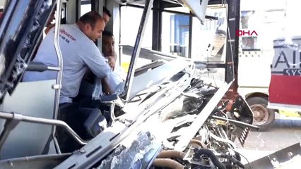 Gaziantep'te, TIR'a çarpan belediye otobüsünün şoförü yaralandı