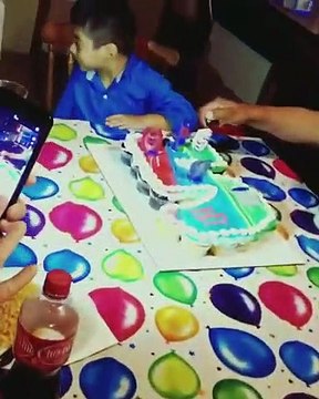 Anniversaire : cet enfant renverse son gâteau géant !