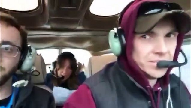 Demande en mariage en plein cours d'aviation en avion !