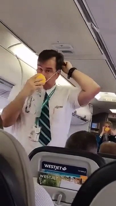 Démonstration de sécurite en avion la plus drole jamais vue !