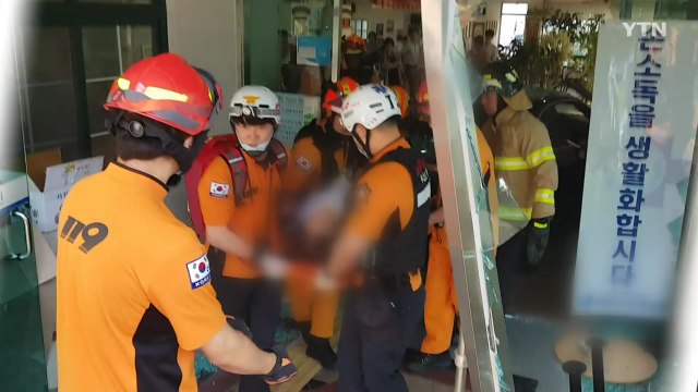 해운대에서 승용차 병원 입구 돌진...운전자 1명 부상 / YTN