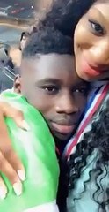 Ismaila Sarr comme un bébé dans les bras de sa Femme