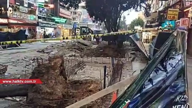 Kızılay metro çıkışında bir ağaç devrildi: 3 yaralı