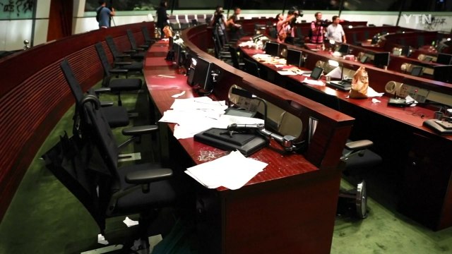 홍콩 당국, 점거 시위 입법회 청사 내·외부 공개 / YTN