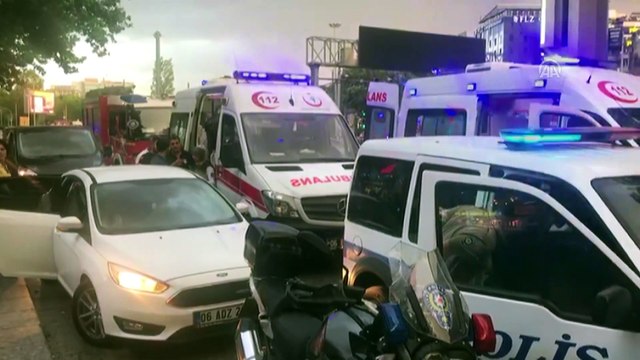 Kızılay'da metro çıkışında ağaç devrildi: 3 yaralı (1) - ANKARA