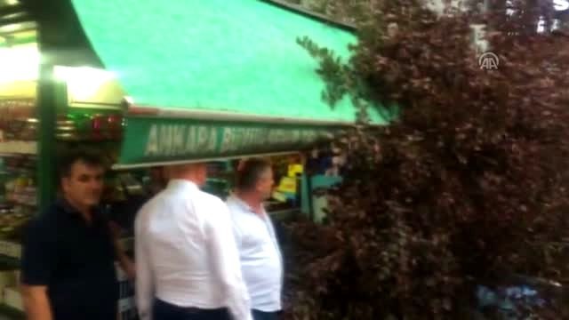 Kızılay'da metro çıkışında ağaç devrildi: 3 yaralı (2)