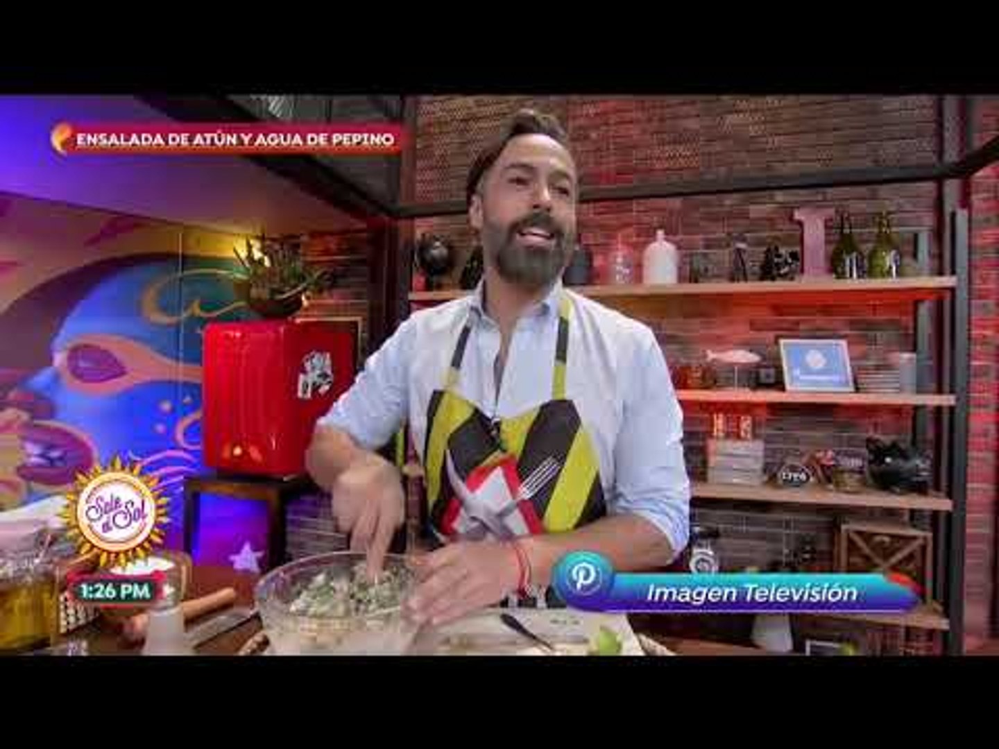 Cocina de solteros: Charlie prepara ensalada de atún y agua de pepino | Sale  el Sol - Vídeo Dailymotion