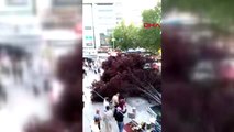 Ankara'da devrilen ağacın altında kalan 3 kişi yaralandı; O anlar kamerada