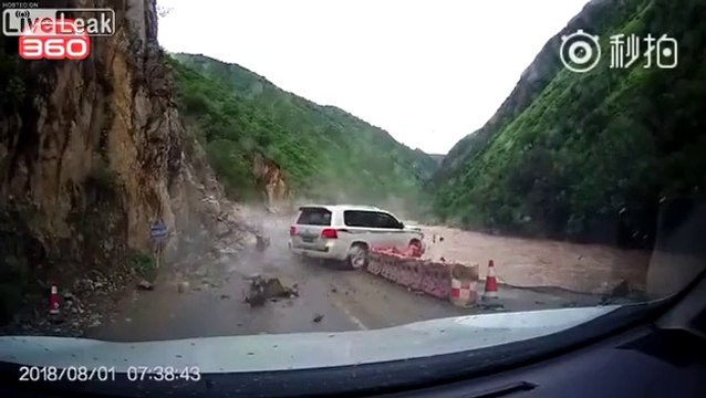 Un conducteur de 4x4 évite de justesse un glissement de terrain impressionnant... bon karma