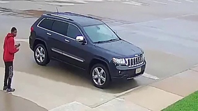 Ce braqueur n'arrive pas à casser les vitres d'une voiture avec une pierre ! Fail