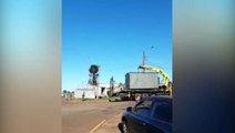 Caminhão enrosca em fiação às margens da PRc-467; vídeo de internauta mostra movimentação