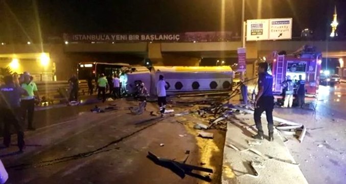 Son Dakika! Avcılar'da yakıt tankeri devrildi! E-5 karayolunda trafik tamamen durdu