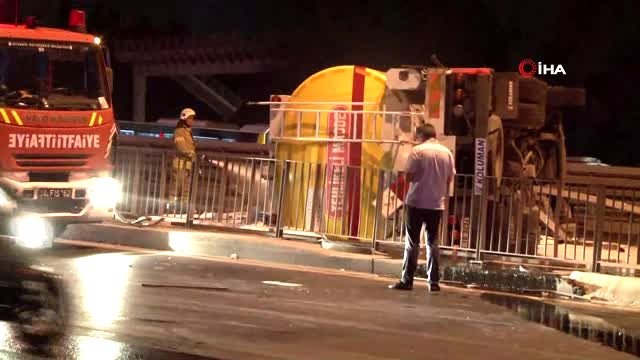 E-5'te akaryakıt tankeri yola devrildi, trafik durdu