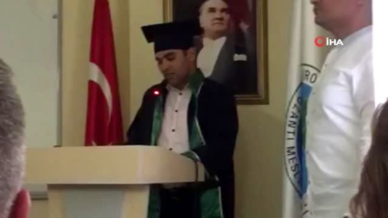 Okul birincisi olan öğrenci, öğretim görevlisi eşinden diplomasını aldı