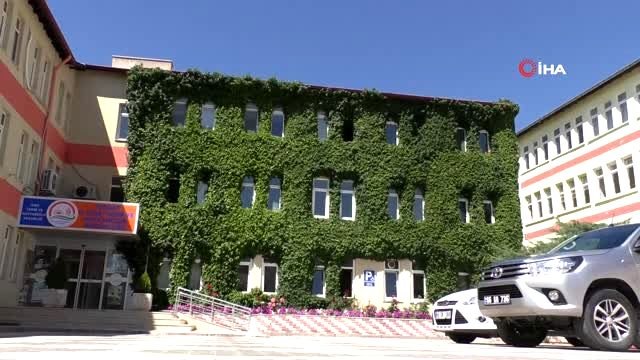 Sarmaşıklarla kaplı olan Tarım ve Orman Müdürlüğü binası dikkat çekiyor