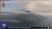 [이 시각 세계] 화산 폭발 伊 스트롬볼리섬서 1천 명 대피 행렬