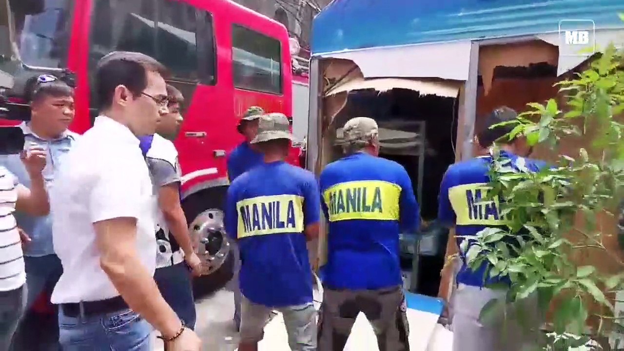 Mayor Isko leads the demolition of an outpost as part of traffic decongestion in Manila
