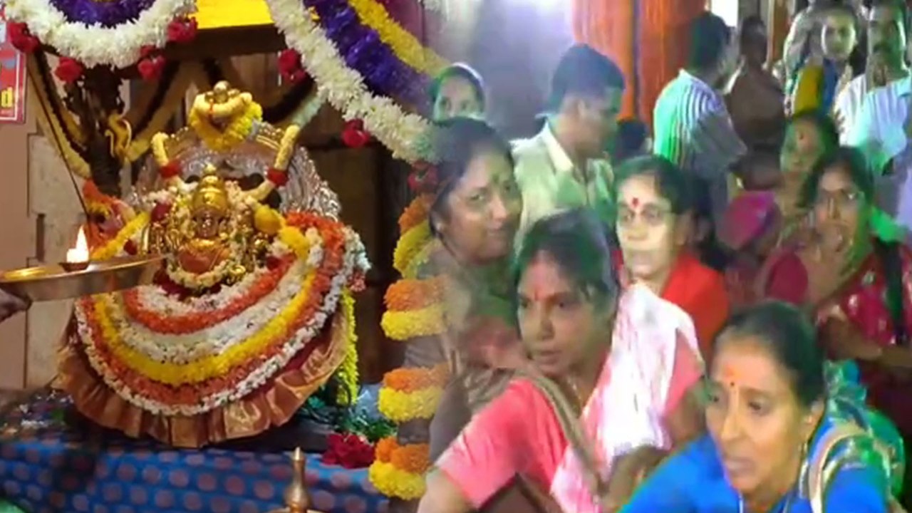 ಆಷಾಢ ಶುಕ್ರವಾರದಲ್ಲಿ ಮೈಸೂರಿನ ಚಾಮುಂಡಿ ಬೆಟ್ಟದಲ್ಲಿ ಸಂಭ್ರಮ