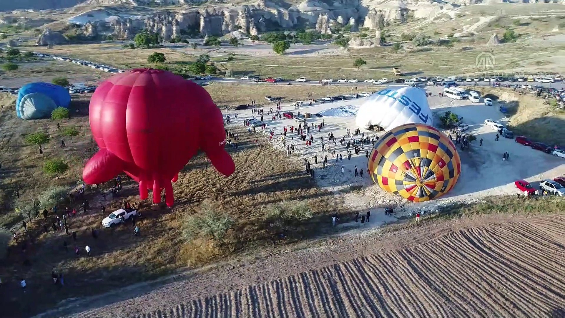 Figürlü balonlar peribacaları arasında uçtu - NEVŞEHİR - Dailymotion Video