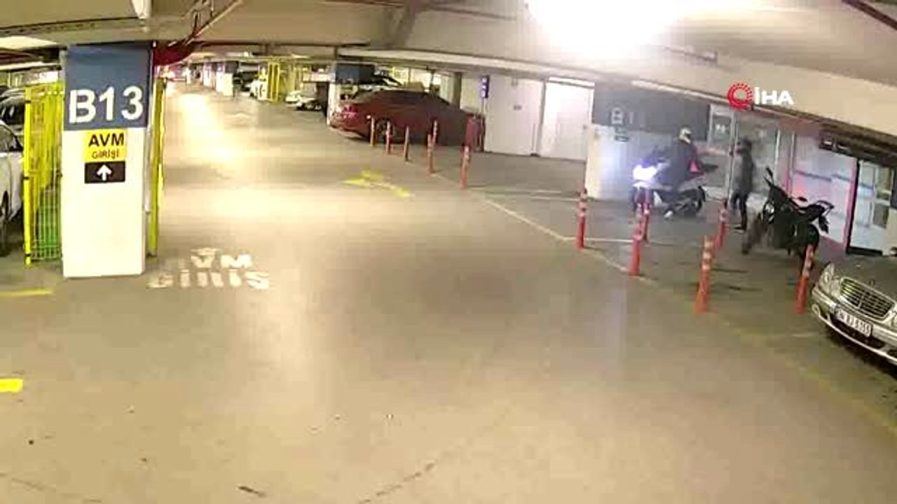 Ataşehir'de alışveriş merkezinin otoparkında motosiklet hırsızlığı kamerada