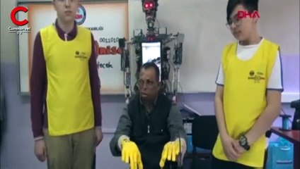 Ortaokul öğrencisi arkadaşının babası için protez el yaptı