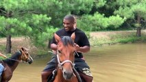 Ce cheval trop chargé déteste l'eau et ce qui devait arriver...