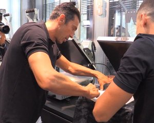 Juventus - Buffon floque son nouveau maillot