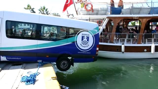 Denize düşmek üzere olan minibüs kurtarıldı