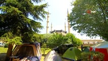 Selimiye'nin gölgesinde 'çadır' keyfi...Kırkpınar sevdalıları geceyi Selimiye Camii avlusunda...