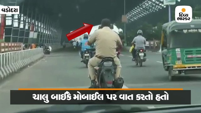 હેલ્મેટ-નંબર પ્લેટ વિના બાઇક પર મોબાઇલમાં વાત કરતા પોલીસ કર્મી જાહેરમાં થૂંક્યો, વીડિયો વાયરલ