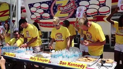 Une femme a réussi à manger 32 hamburgers en seulement 10 minutes
