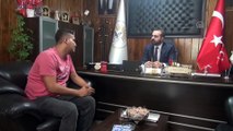 Rahatsızlanan çocuğu hastaneye yetiştiren minibüs sürücüsü ödüllendirildi - ŞANLIURFA