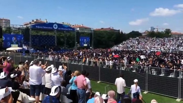 Boğaziçi Üniversitesi mezuniyet töreninde Erdoğan'ın atadığı rektöre protesto 