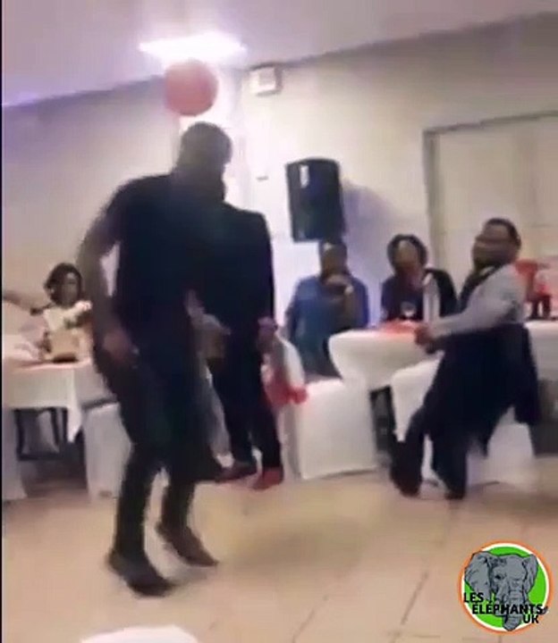 Cet homme performe une danse très originale. A voir !